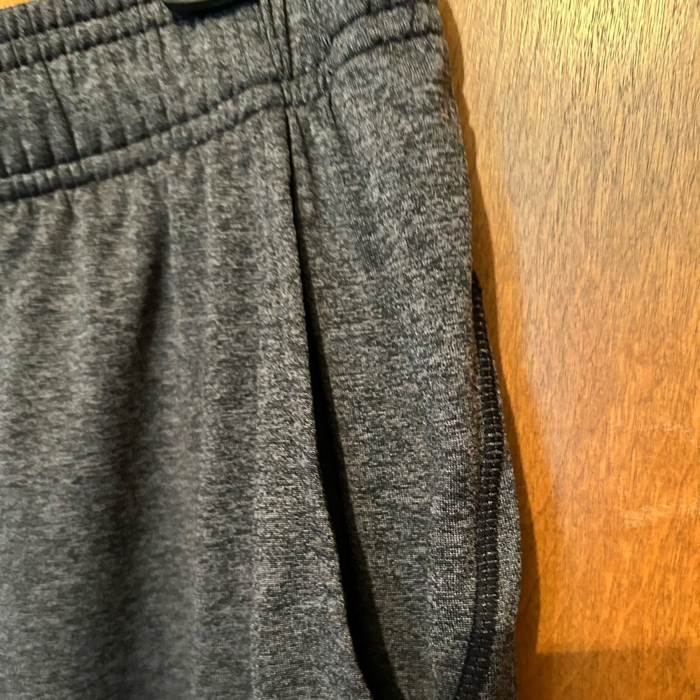 2 for 1* Like new! Men’s grey athletic shorts with drawstring and pockets size L - Picture 5 of 5